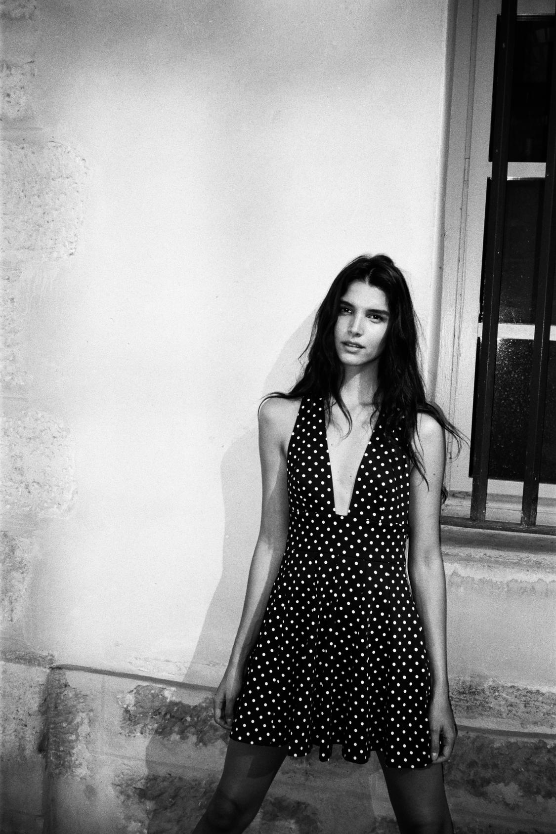 Vestido corto halter con lazo y lunares