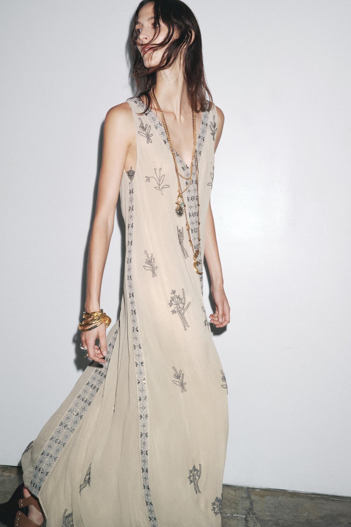 Vestido largo bordado con pedrería