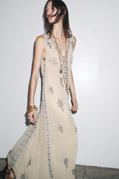 Vestido largo bordado con pedrería