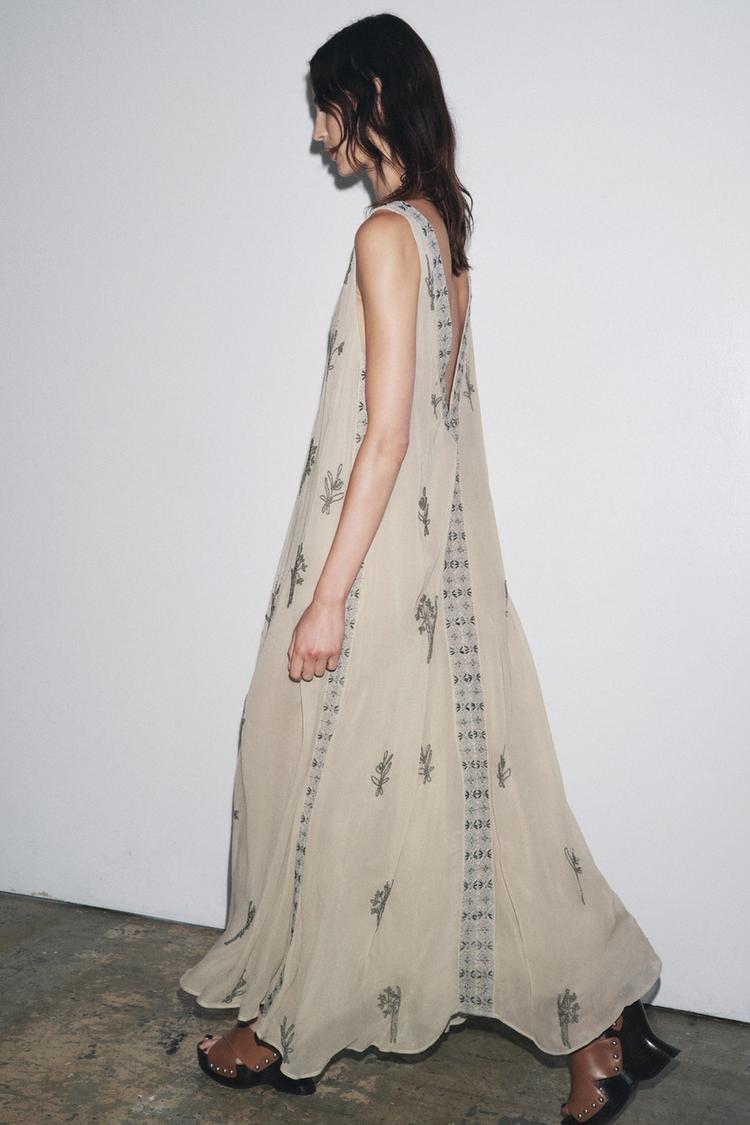 Vestido largo bordado con pedrería