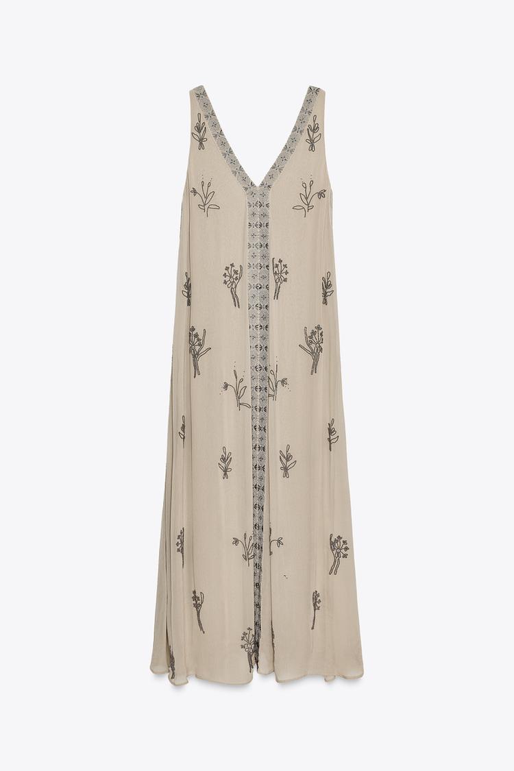 Vestido largo bordado con pedrería