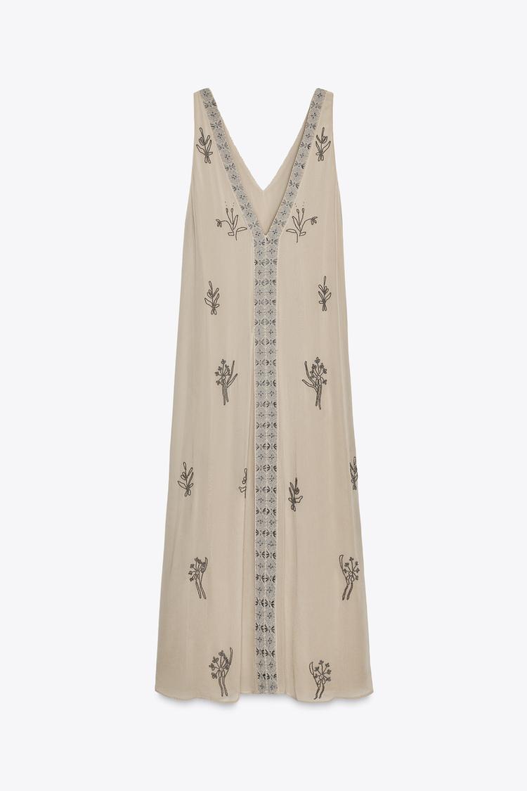 Vestido largo bordado con pedrería