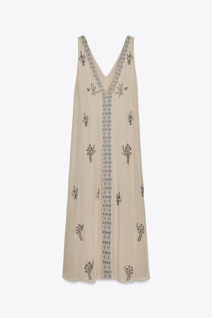Vestido largo bordado con pedrería