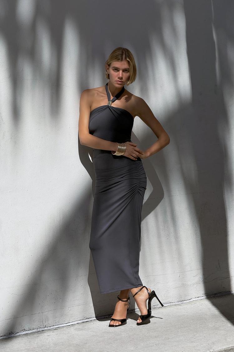 Vestido halter con aplique metálico y espalda abierta