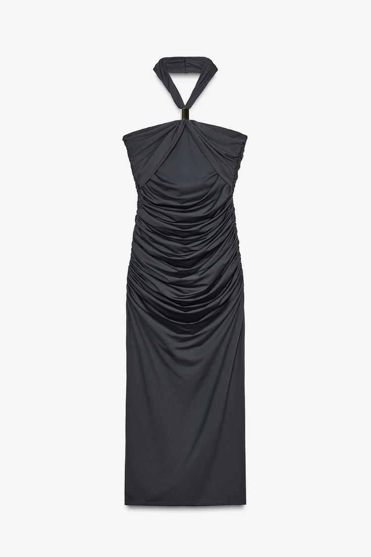 Vestido halter con aplique metálico y espalda abierta