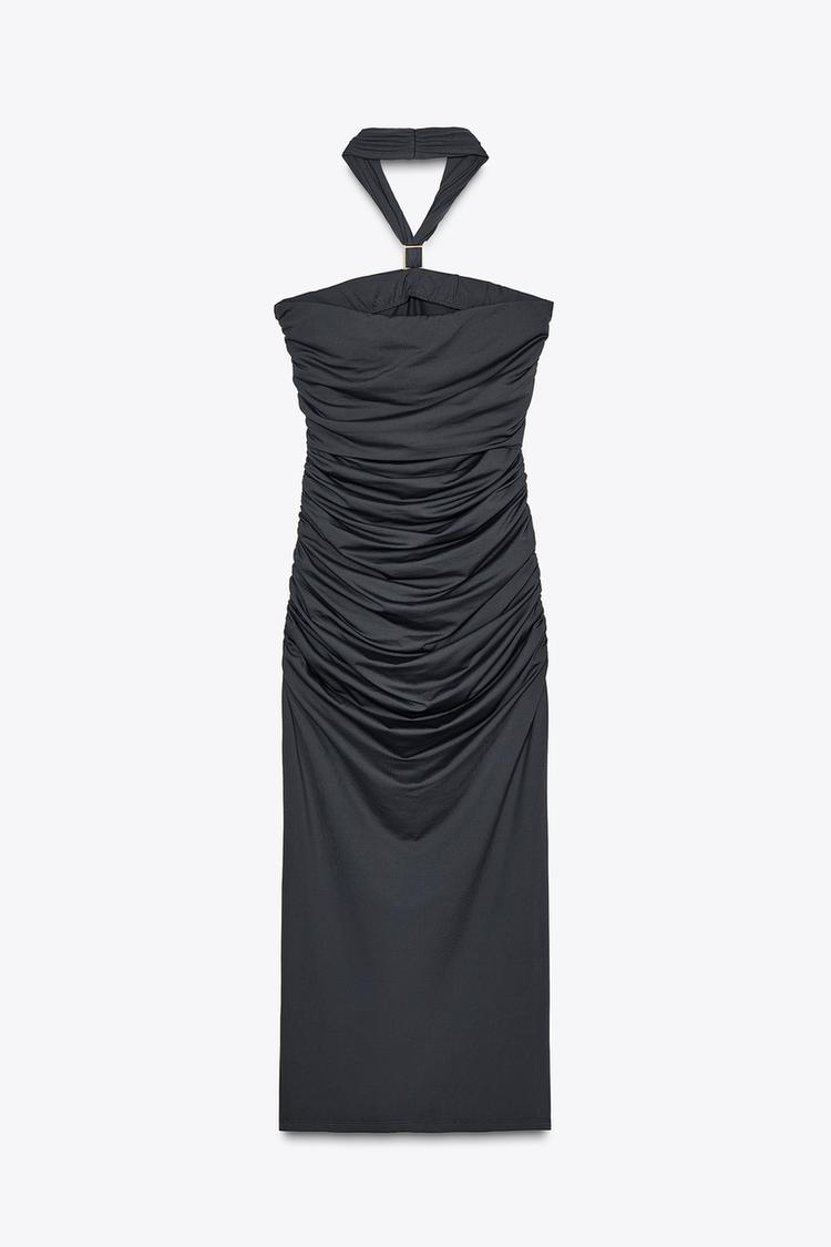 Vestido halter con aplique metálico y espalda abierta